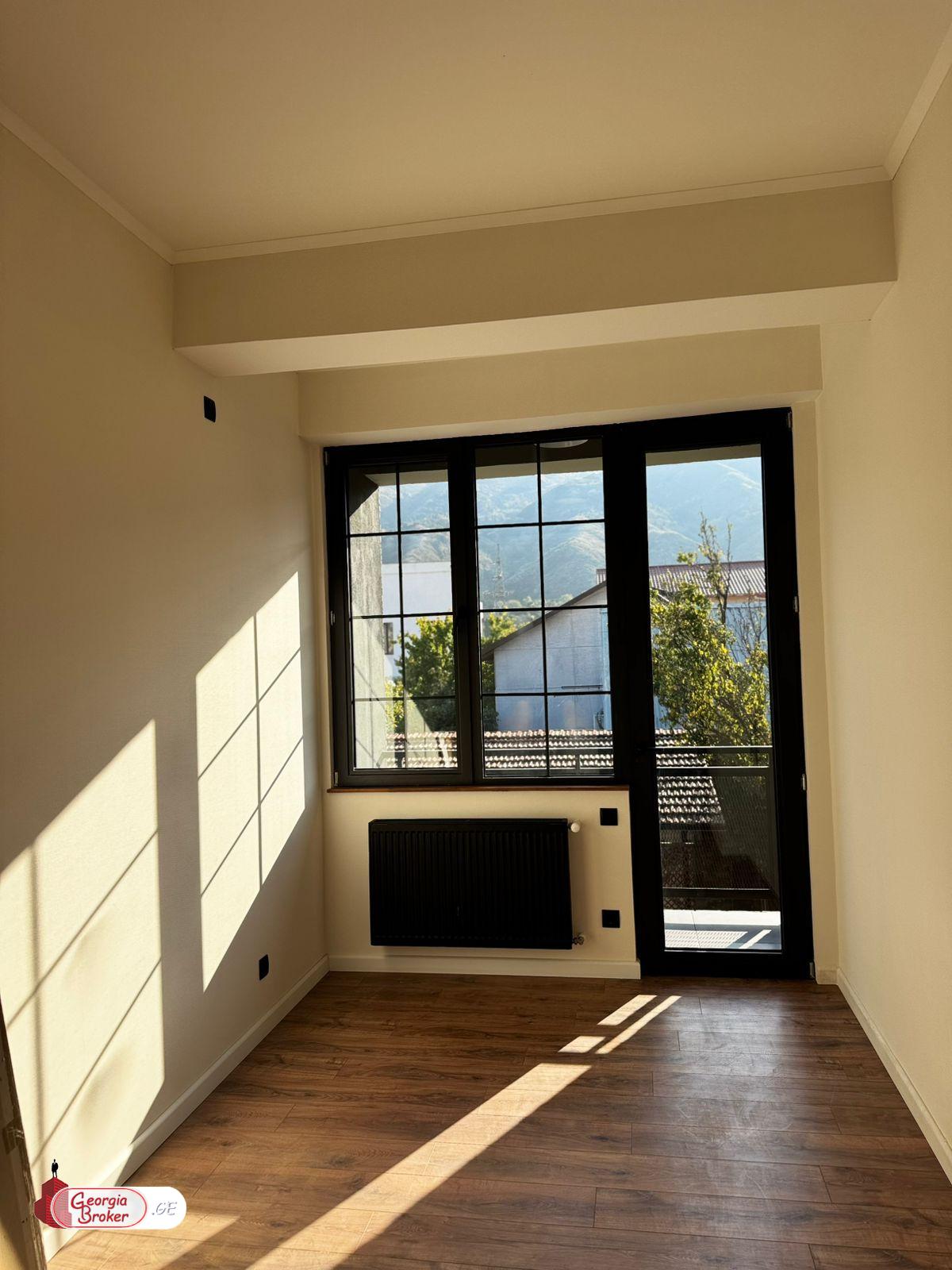 იყიდება ახალი გარემონტებული 5 ოთახიანი სახლი ისანში